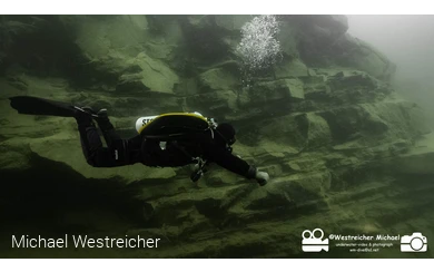 Taucher vor Felswand