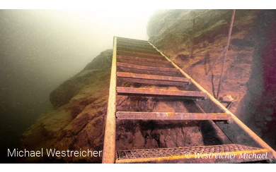 Treppe an Fels unter Wasser
