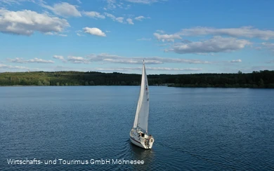 Segelboot auf dem Möhnesee
