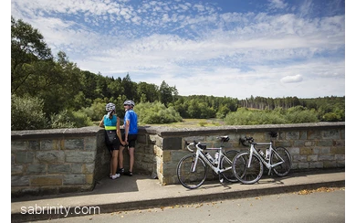 Paar genießt die Aussicht von der Kanzelbrücke