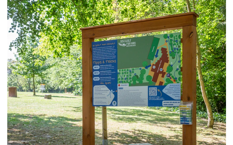Informationstafel mit Tipps & Tricks am Discgolf-Parcours Möhnesee