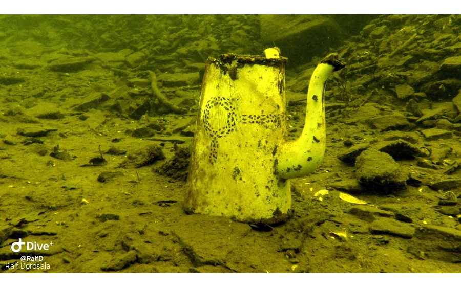 Unterwasseraufnahme einer alten Kaffeekanne auf dem Seegrund.