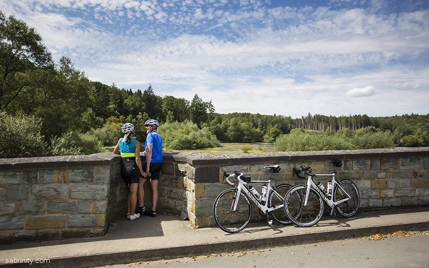 Paar genießt die Aussicht von der Kanzelbrücke