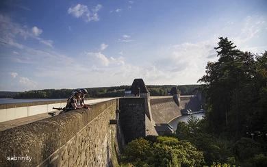 Weitblick über die Möhnetalsperre mit Turm, Stausee und umliegender Waldlandschaft
