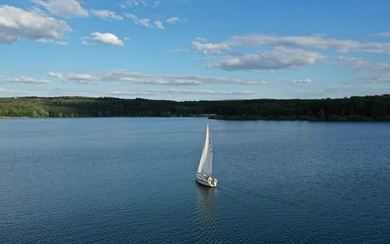 Segelboot auf dem Möhnesee