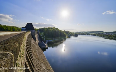 Staumauer mit Ausgleichsweiher Staumauer mit Ausgleichsweiher