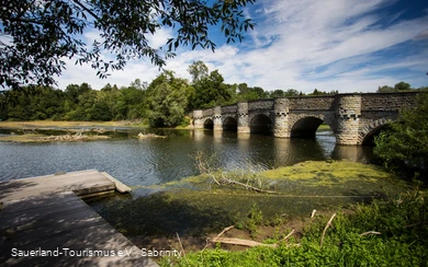 Die malerische Kanzelbrücke ist die älteste Brücke über den Möhnesee.
