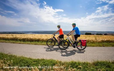 Radfahrer zwischen den Feldern