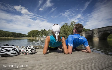 Radfahrende ruhen sich auf Steg aus