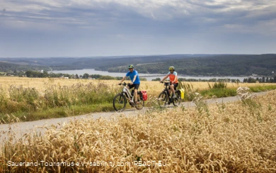 Radfahren Möhnesee_sabrinity_tourenrad104_Sauerland-Tourismus e.V._sabrinity.com_REACT-EU_klein.png