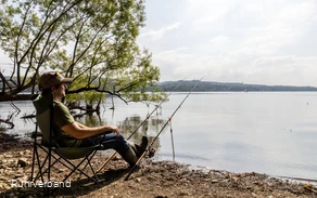 Angler am Ufer des Möhnesees