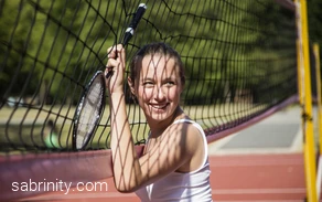 Junge Frau am Federballnetz
