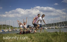 Freunde in Bollerwagen am See