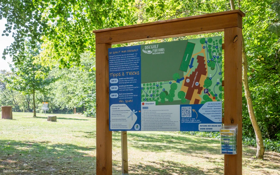 Informationstafel mit Tipps & Tricks am Discgolf-Parcours Möhnesee