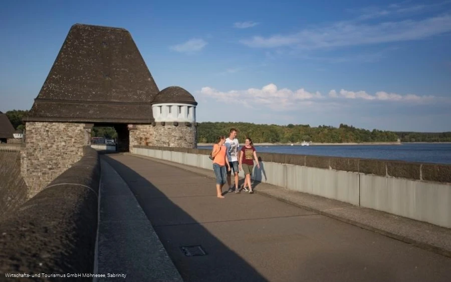 Gruppe auf der Staumauer