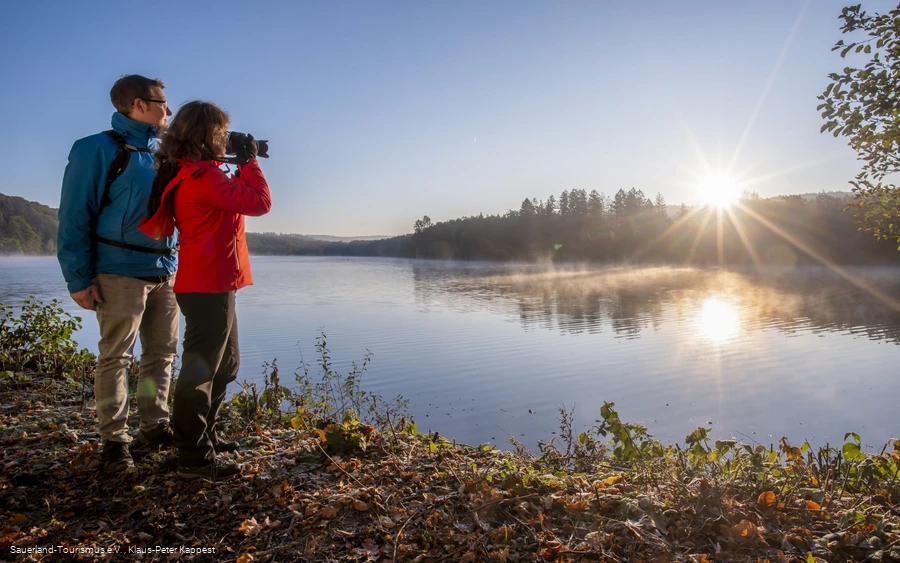 Wanderer am Ufer des Möhnesees