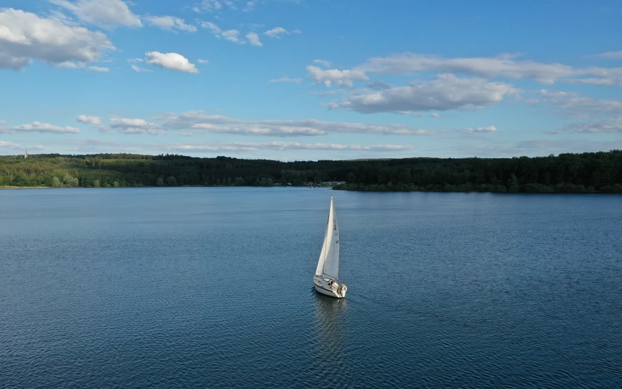 Segelboot auf dem Möhnesee