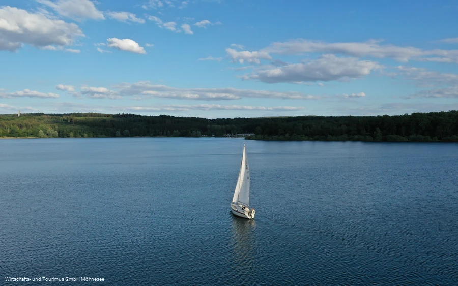 Segelboot auf dem Möhnesee