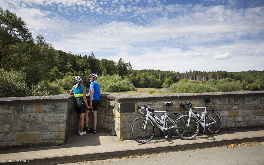 Paar genießt die Aussicht von der Kanzelbrücke