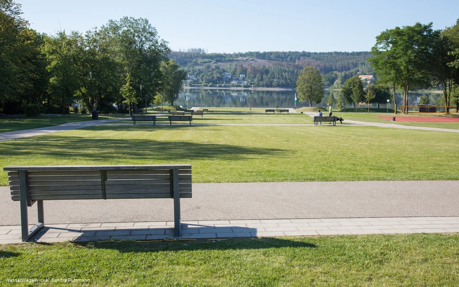 Seepark mit Blick auf den Möhnesee Seepark mit Blick auf den Möhnesee