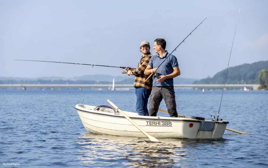 Zwei Angler im Boot auf dem Möhnesee