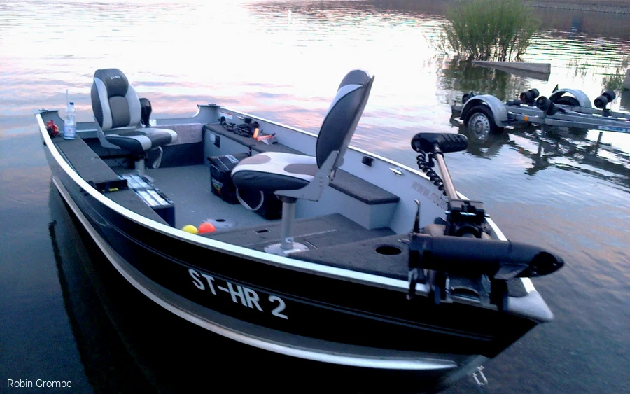 Angelboot mit Motor liegt am Ufer des Möhnesees.