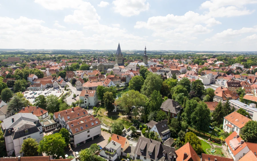 Luftaufnahme der Kleinstadt Soest mit Kirchtürmen und roten Dächern.