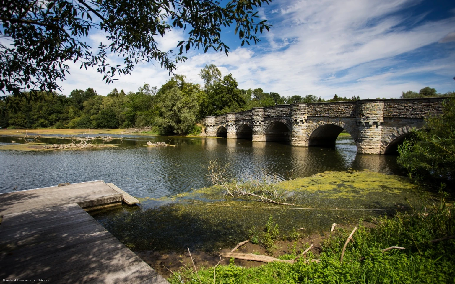 Die malerische Kanzelbrücke ist die älteste Brücke über den Möhnesee.