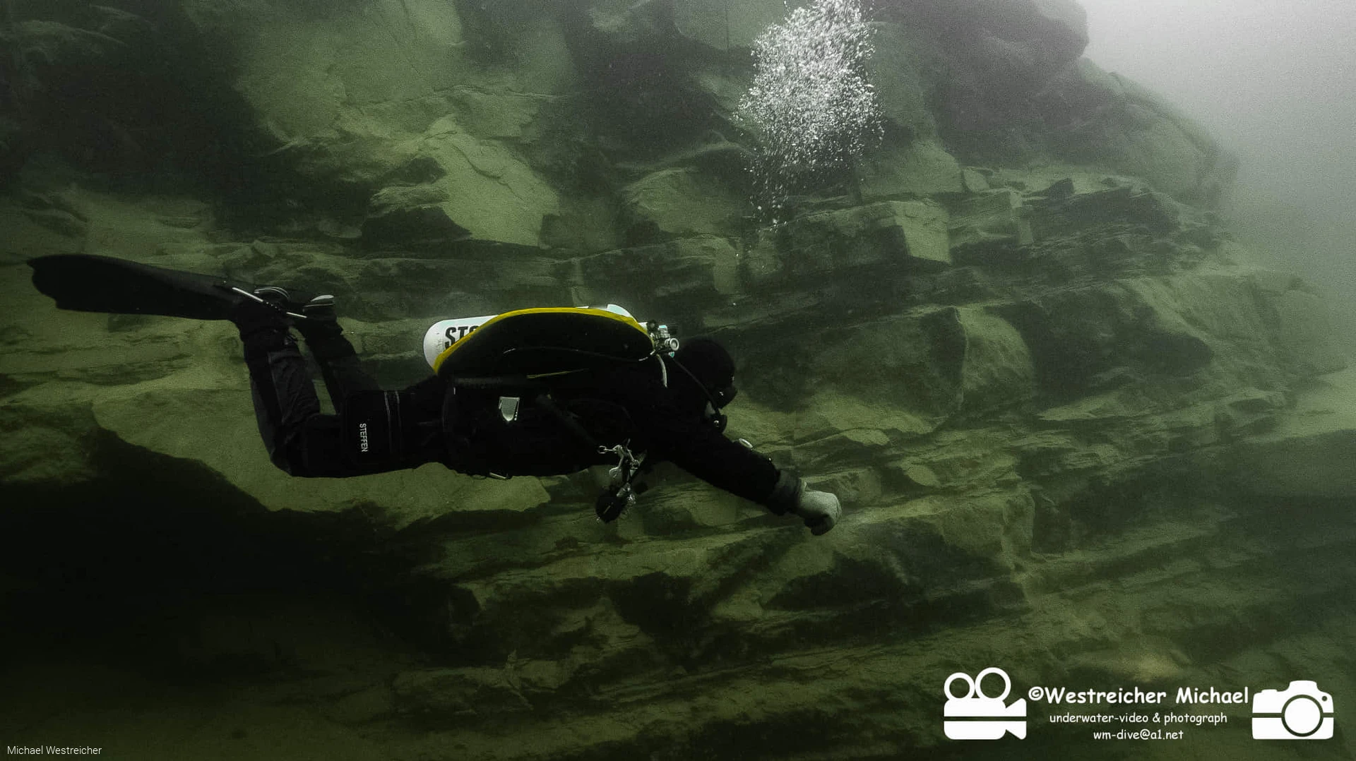 Taucher vor Felswand