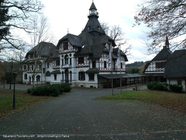Ehemaliges Jagdschloss am Weg