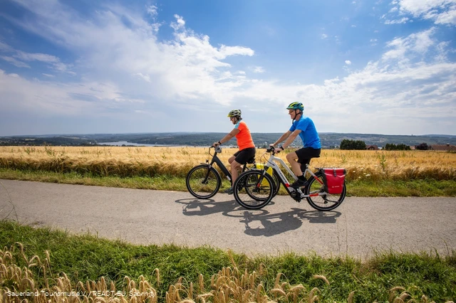 Radfahrer zwischen den Feldern