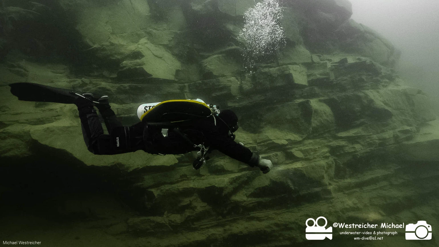 Taucher vor Felswand