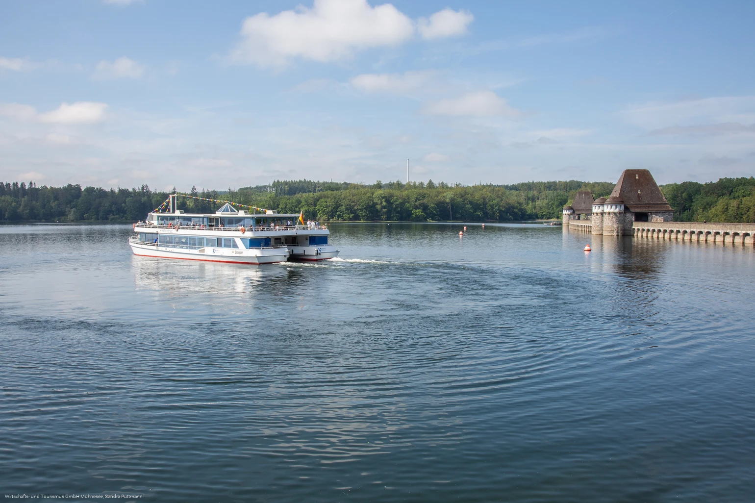 Möhneseeschifffahrt mit Staumauer Möhneseeschifffahrt mit Staumauer
