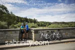 Paar genießt die Aussicht von der Kanzelbrücke