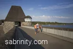 Junge Erwachsene wandern über die Staumauer