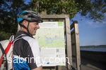 Radfahrer vor Knotenpunktkarte am Möhnesee